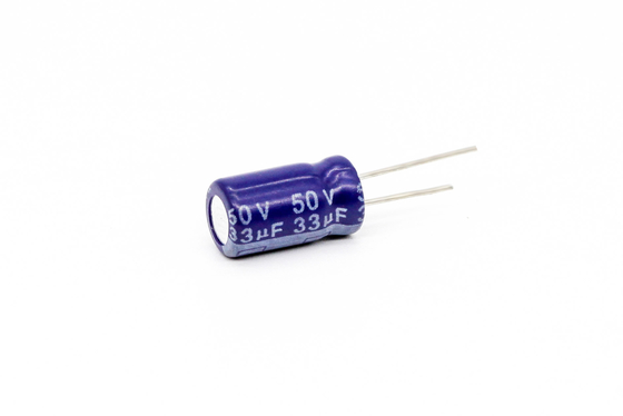 33uf50v 6.3x11 Miniatur Kapasitor Frekuensi Tinggi Kapasitor Aluminium ESR Rendah