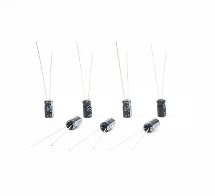 4.7UF50V Miniatur Kapasitor Elektrolit 2000 Jam Umur Panjang Kapasitor