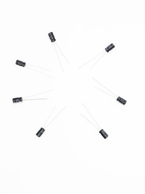 4.7UF50V Miniatur Kapasitor Elektrolit 2000 Jam Umur Panjang Kapasitor